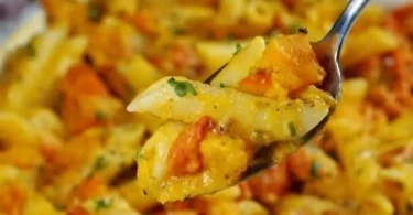 Burrata Pasta mit Kürbis auf einem Teller garniert