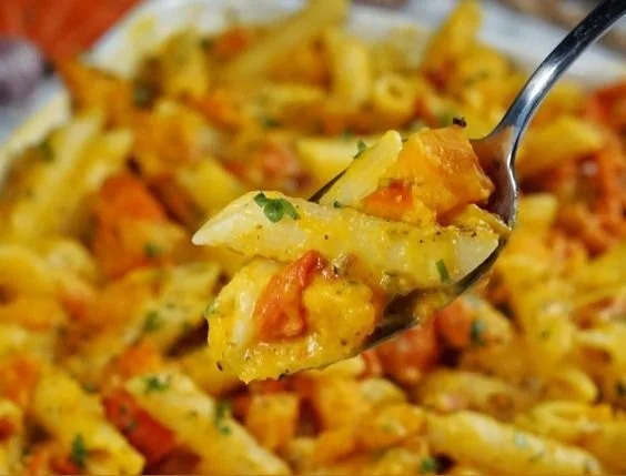 Burrata Pasta mit Kürbis auf einem Teller garniert