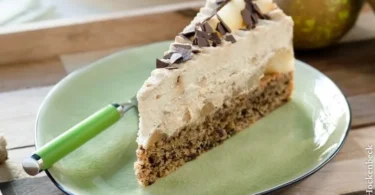 Cappuccino-Torte mit Birnen, köstliches Dessert mit Kaffeegeschmack