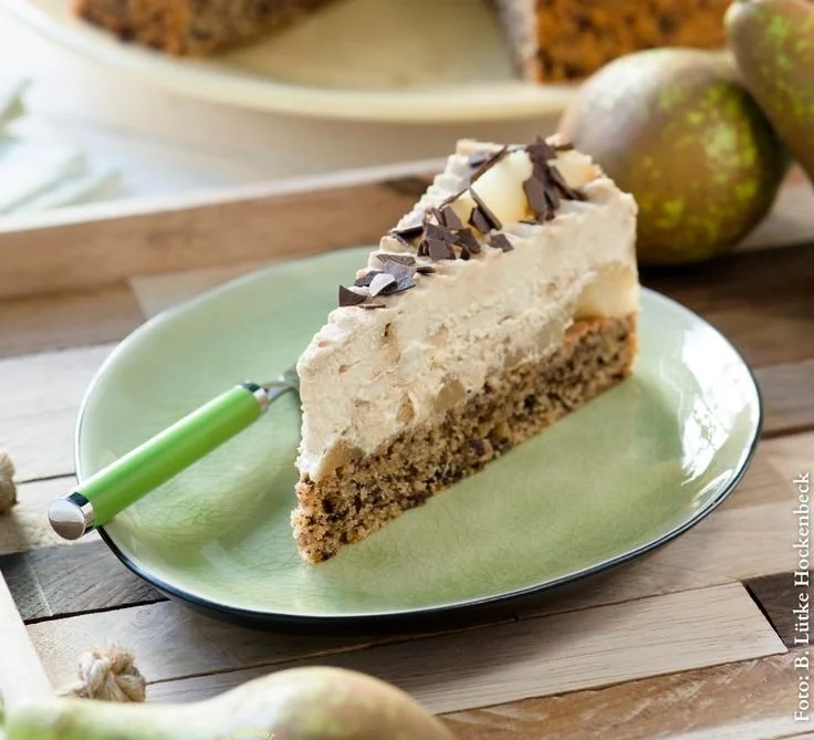 Cappuccino-Torte mit Birnen, köstliches Dessert mit Kaffeegeschmack