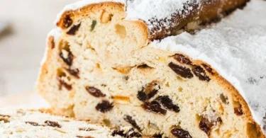 Traditioneller Christstollen mit Trockenfrüchten und Puderzucker