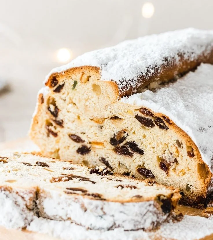 Traditioneller Christstollen mit Trockenfrüchten und Puderzucker