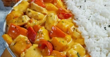 Cremige Kürbis Hähnchen Pfanne mit Reis auf einem Teller serviert