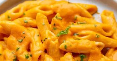 Cremige Kürbispasta mit Kürbis und Gewürzen auf einem Teller