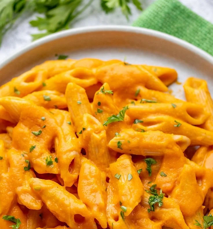 Cremige Kürbispasta mit Kürbis und Gewürzen auf einem Teller