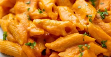 Cremige Kürbispasta mit frischem Kürbis und Gewürzen in einer Schüssel