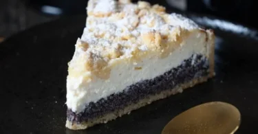 Cremiger Käsekuchen mit Mohnfüllung und Streuseln auf einem Teller