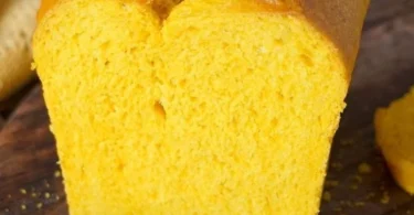 Ein einfaches Rezept für saftiges Kürbisbrot mit Zutaten und Anleitung.