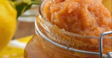 Schüssel mit hausgemachtem Quittenmus, frisch zubereitet