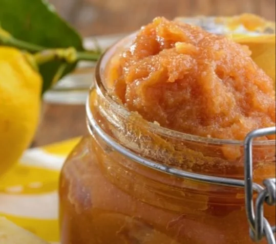 Schüssel mit hausgemachtem Quittenmus, frisch zubereitet
