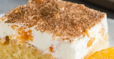 Fantakuchen mit Schmandcreme und Mandarinen, frisch gebacken und verziert