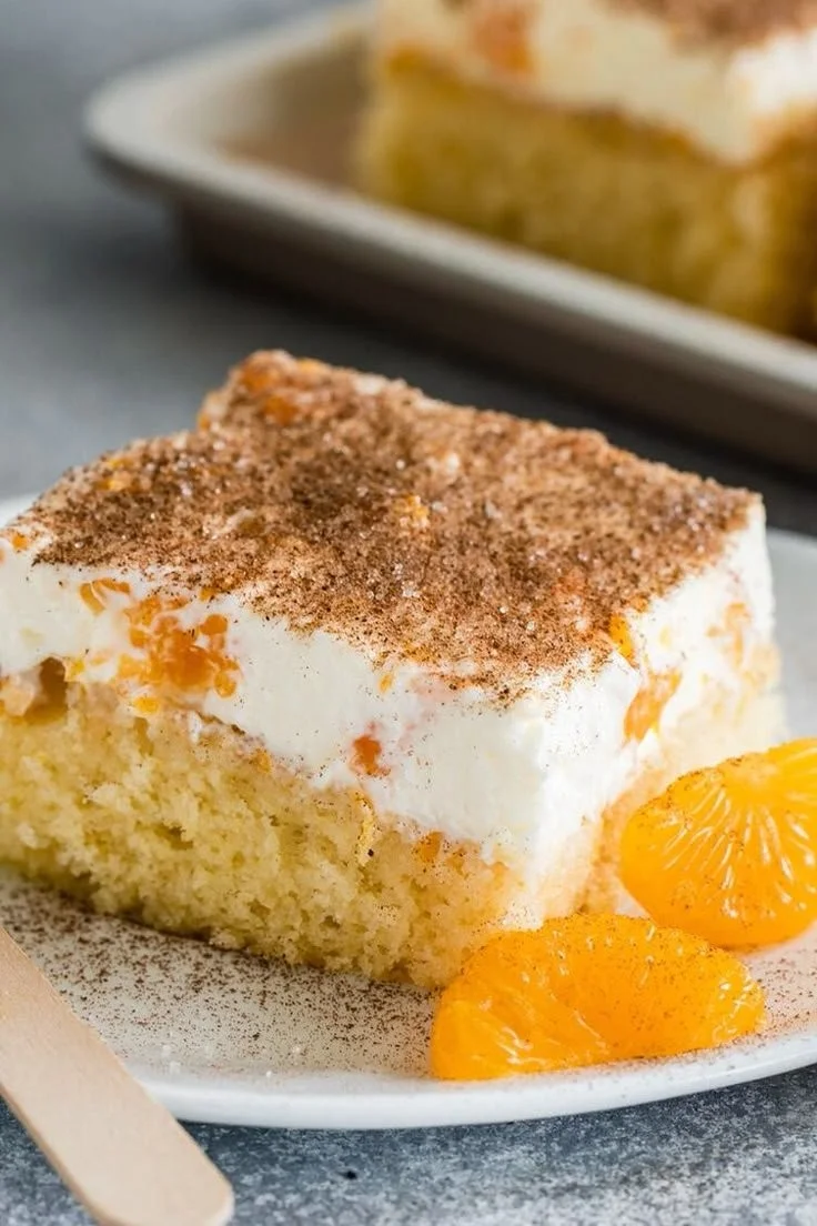Fantakuchen mit Schmandcreme und Mandarinen, frisch gebacken und verziert