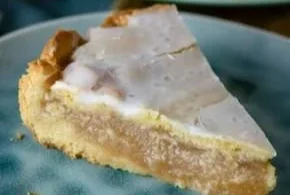 Gedeckter Apfelkuchen mit Zimt Apfelmus auf einem Teller