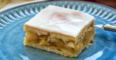 Gedeckter Apfelkuchen vom Blech mit frischen Äpfeln und Zimt