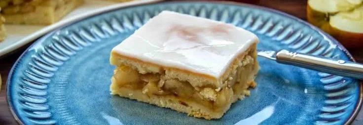 Gedeckter Apfelkuchen vom Blech mit frischen Äpfeln und Zimt
