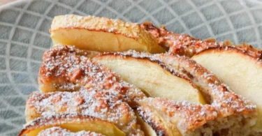 Gesunder Apfelkuchen ohne Zucker mit saftigen Äpfeln und einer goldenen Kruste