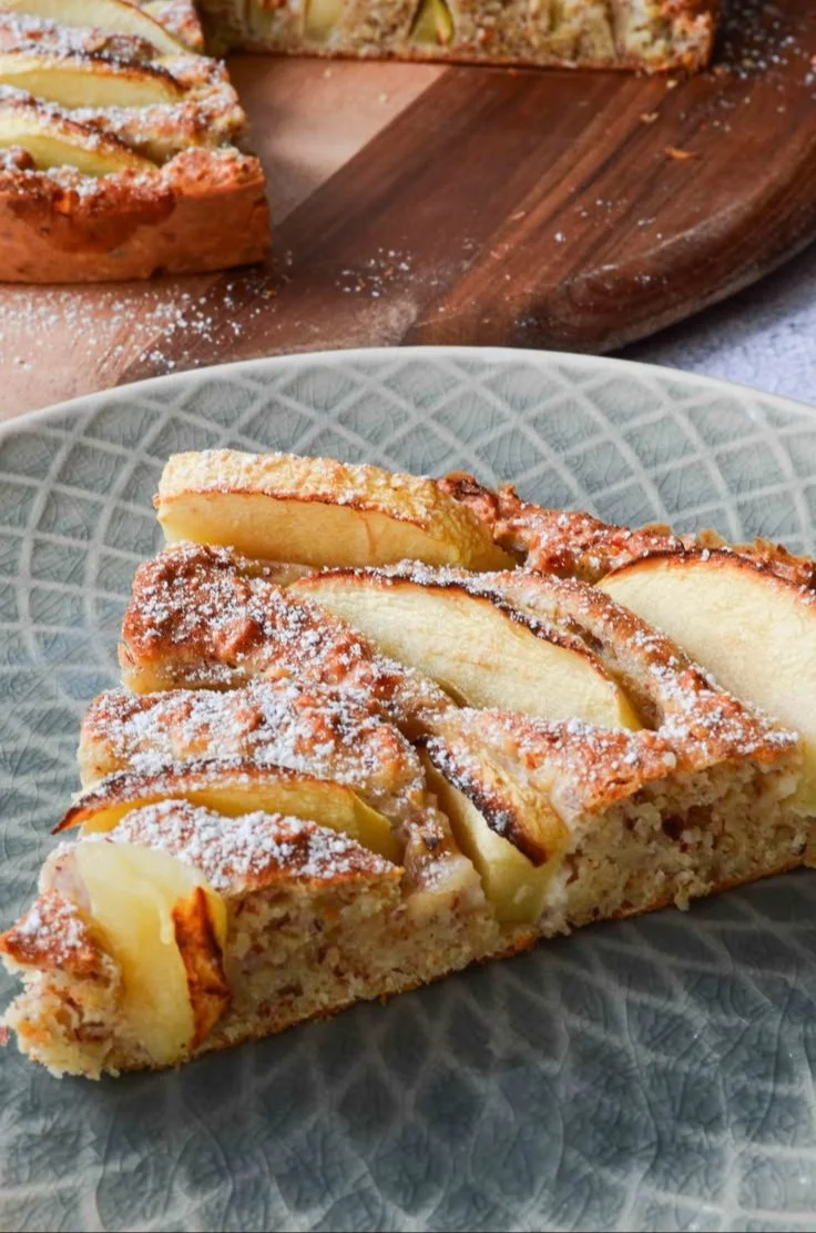 Gesunder Apfelkuchen ohne Zucker mit saftigen Äpfeln und einer goldenen Kruste