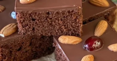 Leckerer Gewürzkuchen mit Gewürzen und Nüssen auf einem Teller