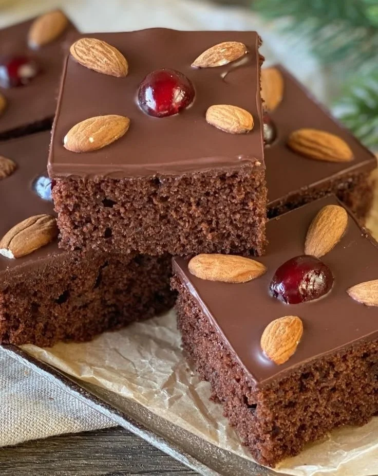 Leckerer Gewürzkuchen mit Gewürzen und Nüssen auf einem Teller