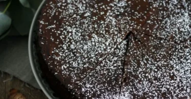 Gewürzkuchen nach Oma's Rezept mit Zimt und Nelken auf einem Teller