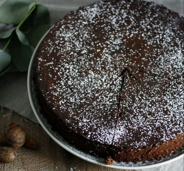 Gewürzkuchen nach Oma's Rezept mit Zimt und Nelken auf einem Teller