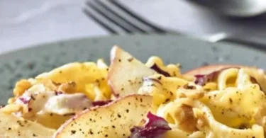 Gorgonzola-Pasta mit Birnen und Walnüssen auf einem Teller serviert