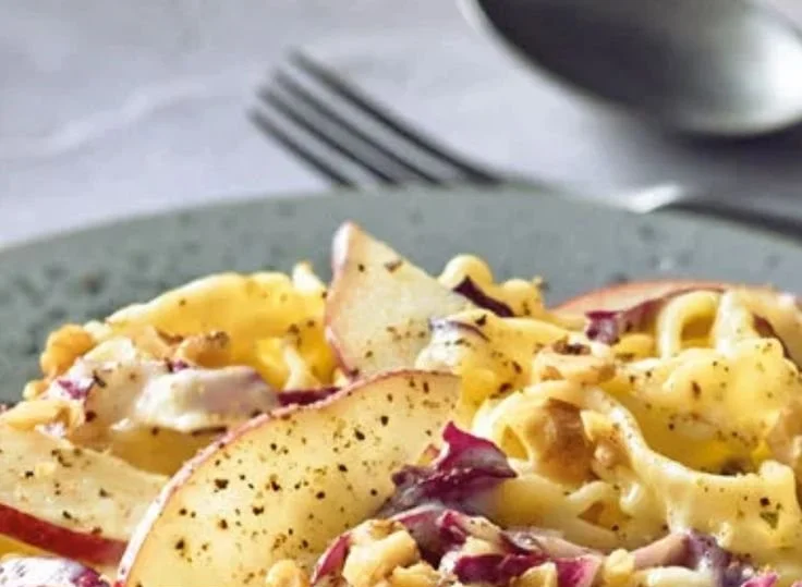Gorgonzola-Pasta mit Birnen und Walnüssen auf einem Teller serviert