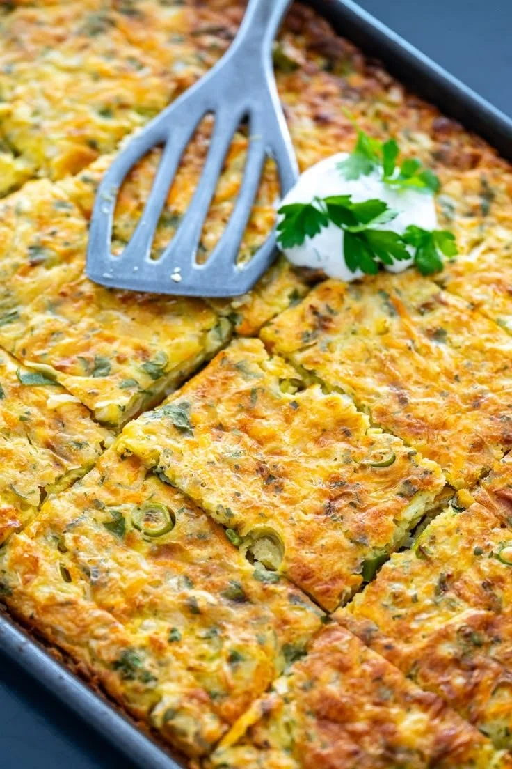 Herzhafter Gemüsekuchen vom Blech mit buntem Gemüse und goldbraunem Teig.