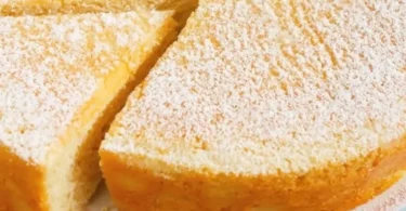 Schneller Joghurtkuchen nach einem einfachen Rezept in einer Tasse zubereitet.