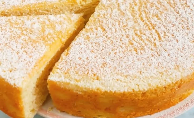 Schneller Joghurtkuchen nach einem einfachen Rezept in einer Tasse zubereitet.