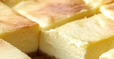 Käsekuchen mit Blätterteig vom Blech, frisch gebacken und verführerisch angerichtet.