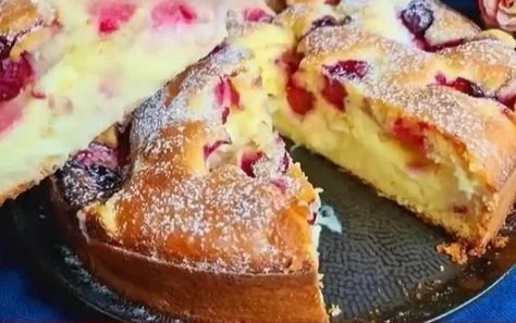 Kirschkuchen mit Vanillepudding auf einem Teller serviert