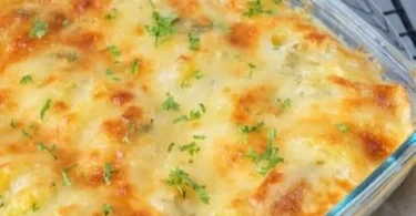 Kohlrabi-Auflauf mit Kartoffeln auf einem Teller serviert