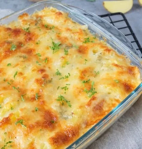 Kohlrabi-Auflauf mit Kartoffeln auf einem Teller serviert