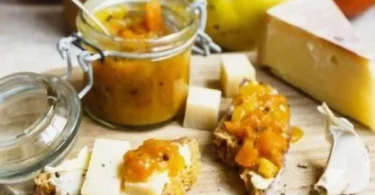 Hausgemachtes Kürbis-Chutney in einem Glas, ideal für herbstliche Rezepte