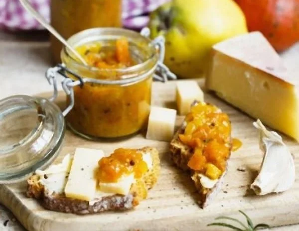 Hausgemachtes Kürbis-Chutney in einem Glas, ideal für herbstliche Rezepte