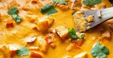 Kürbis-Curry mit Kokosmilch in einer Schüssel serviert