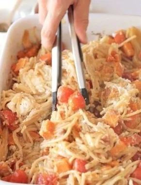 Leckere Kürbis-Feta-Pasta aus dem Ofen für herbstliche Küche
