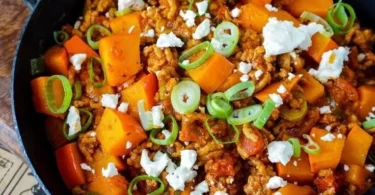 Kürbis-Hackfleisch-Pfanne mit Feta auf einem Teller serviert, herbstliches Gericht
