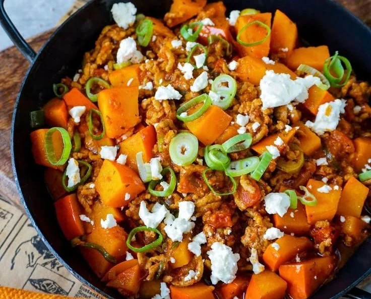 Kürbis-Hackfleisch-Pfanne mit Feta auf einem Teller serviert, herbstliches Gericht