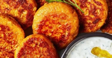 Leckere Kürbis Kartoffel Puffer auf einem Teller serviert