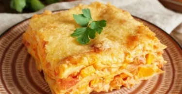 Leckere Kürbislasagne frisch zubereitet auf einem Teller