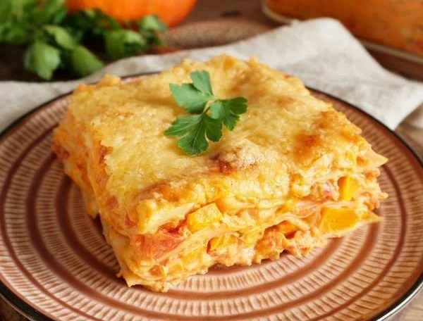 Leckere Kürbislasagne frisch zubereitet auf einem Teller