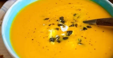 Köstliche Kürbissuppe im Herbst mit frischen Zutaten