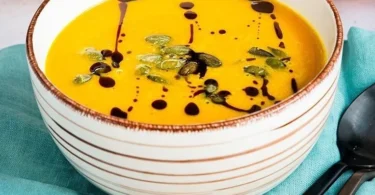 Kürbissuppe mit Orangensaft in einer Schüssel serviert