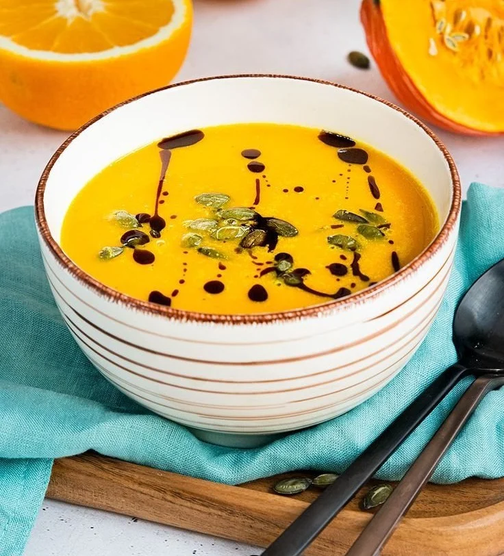 Kürbissuppe mit Orangensaft in einer Schüssel serviert