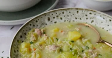 Wärmende Spitzkohlsuppe mit frischen Zutaten in einer Schüssel serviert.