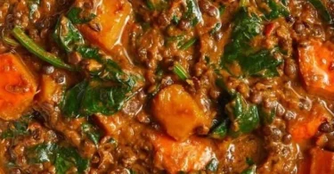 Linseneintopf mit Kürbis in einer Schüssel serviert, gesund und herzhaft.