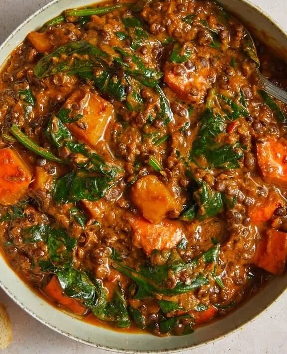 Linseneintopf mit Kürbis in einer Schüssel serviert, gesund und herzhaft.