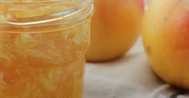 Hausgemachte Marmelade mit Birne und Apfel im Glas.